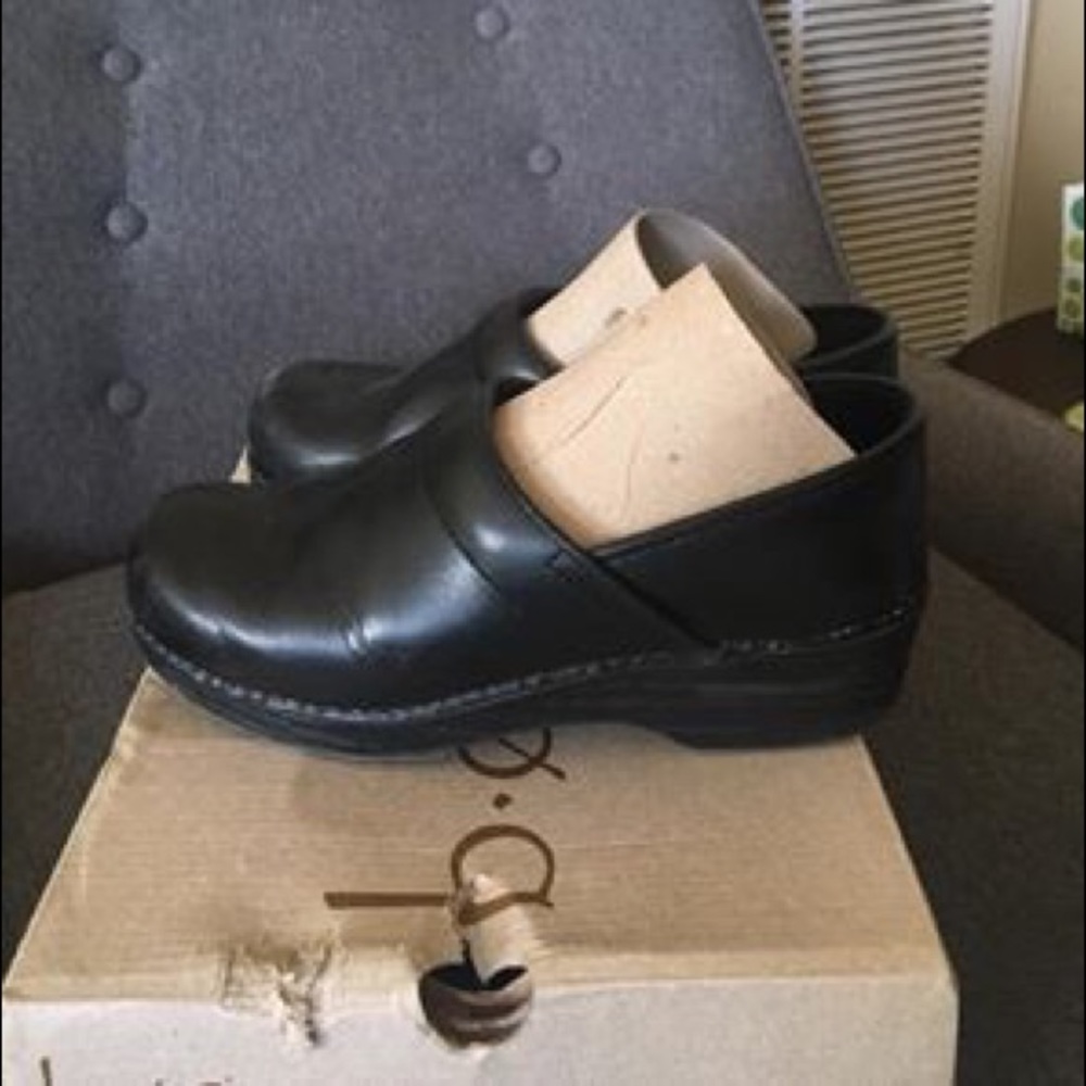Black Danskos